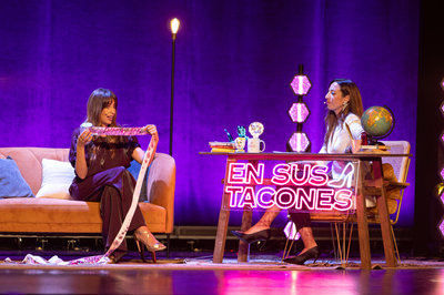 En sus Tacones convierte el teatro Talia en altavoz del cambio